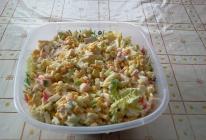 Saláták rákrudakkal, káposztával és kukoricával Káposzta saláta friss uborkás rákrudakkal