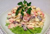 Salat mit Krabbenstäbchen und Bohnen Krabbensalat mit roten Bohnen aus der Dose
