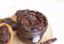 Making delicious chocolate spread at home